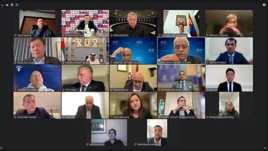 第84章这人也在很快，车便开到了会展中心。